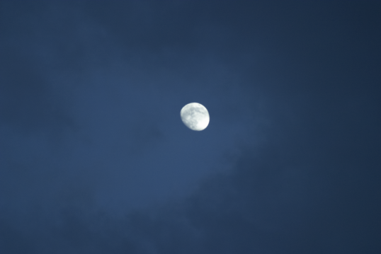 Lune dans ciel beu.png